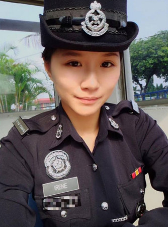 近日，马来西亚流传一批美丽的华人警花照，而其中一名叫做Irene的女警外型甜美，其穿起员警制服、荷枪训练的模样，更是在网路上爆红。许多网友称赞：警员姐姐，有人欺负我、世界靠你保护了!据报道，Mdam Irene是来自诗巫(Sibu)的女警，目前在吉隆玻某分局服务。从她分享的照片和贴文中不难看出对警察工作的热爱。一张张拿枪训练的照片英气逼人，但褪下制服又是清新可爱的妹子一枚。网友们封其为“最正华人女警”。