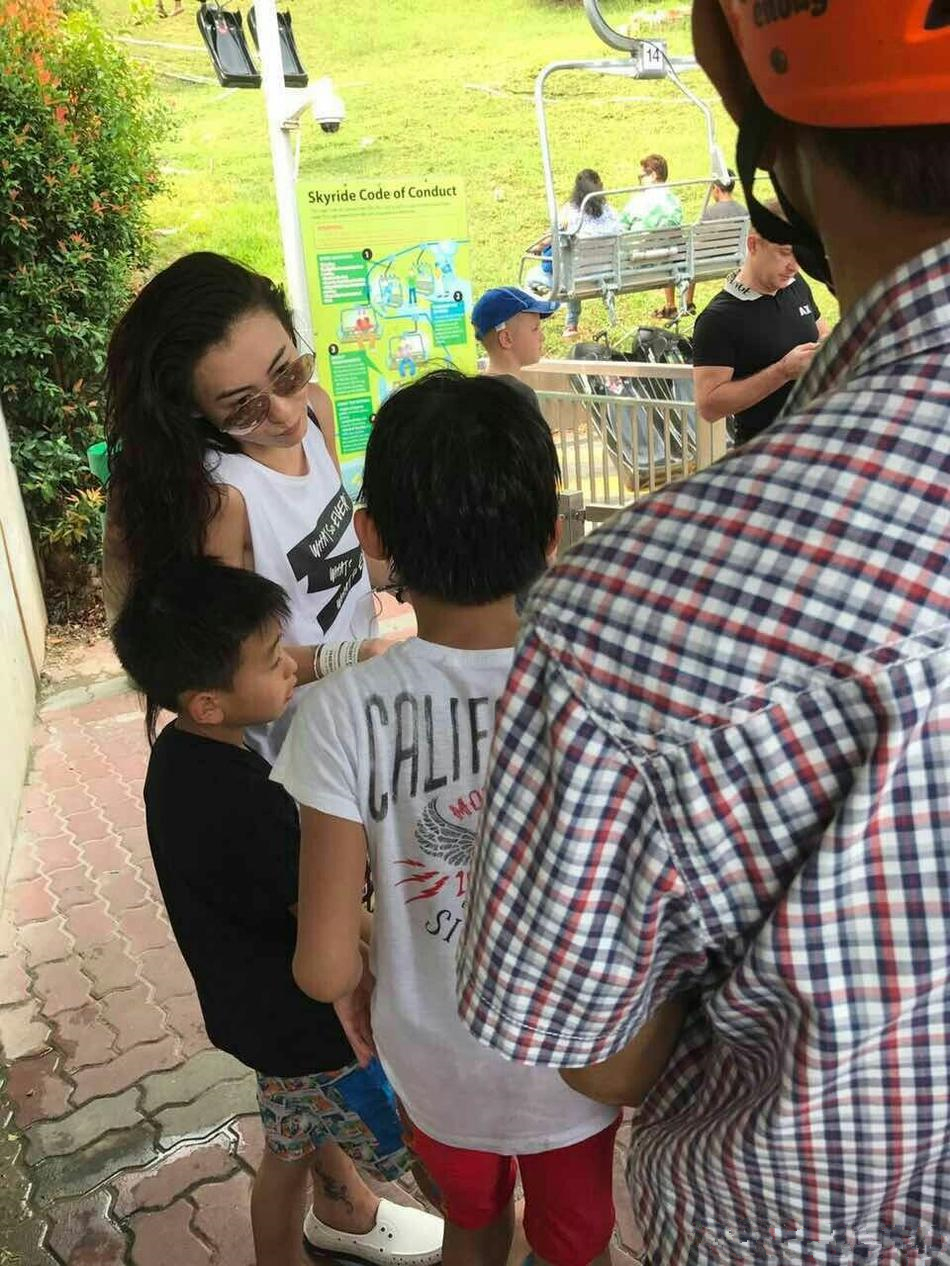 近日，有网友微博上晒出在新加坡偶遇张柏芝携两子游玩的照片。照片中母子三人排队玩游戏，与路人谈笑十分亲和。Lucas与小Q在身边陪伴，哥哥已经长高过妈妈肩膀了。