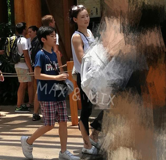近日，有网友微博上晒出在新加坡偶遇张柏芝携两子游玩的照片。照片中母子三人排队玩游戏，与路人谈笑十分亲和。Lucas与小Q在身边陪伴，哥哥已经长高过妈妈肩膀了。