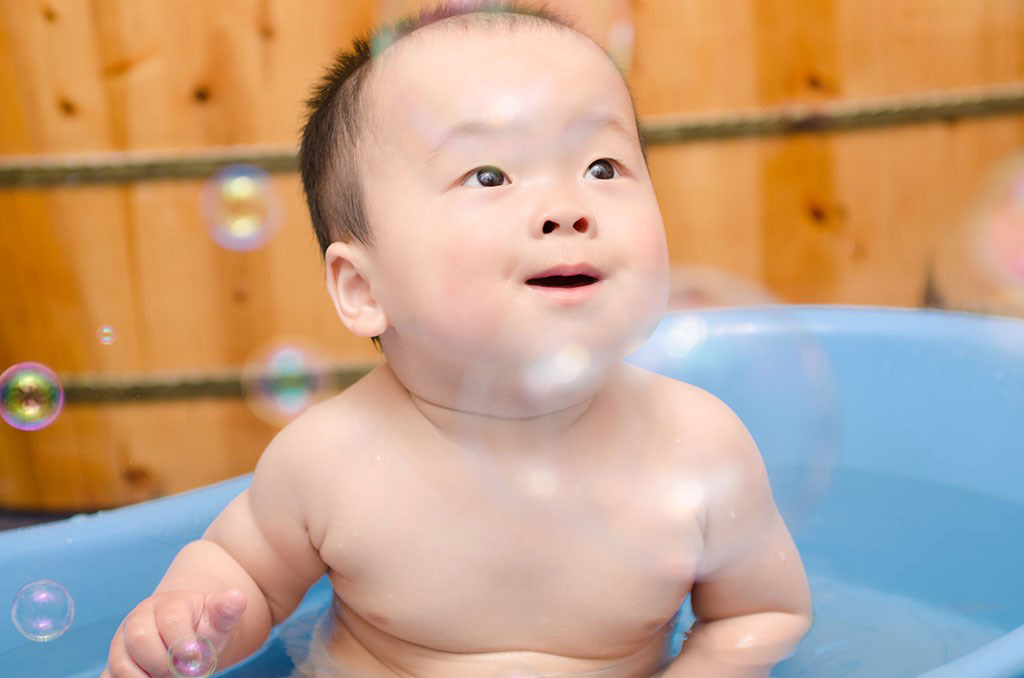 可爱的中国男宝宝图片，赤裸着上身的可爱男宝宝超级的软萌哟。胖胖的身体肉嘟嘟的，坐在充满怀旧古风的床上，要多可爱就有多可爱~~黄皮肤，黑色头发的中国宝宝跟外国宝宝比也是毫不逊色呢~~