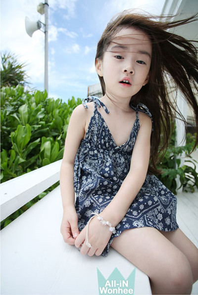 郑元熙是同名韩国小模特。2007年出生，她可爱的照片疯传网络，甜美的韩国小萝莉清纯可人，精致的五官无比的美啊。可爱美美的她尽管小小年纪就是很多人的女神了哟。看她的组图来感受韩国小萝莉美颜盛世吧~~