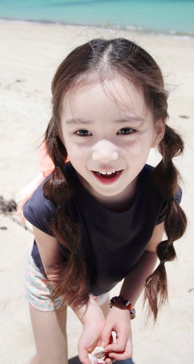 郑元熙是同名韩国小模特。2007年出生，她可爱的照片疯传网络，甜美的韩国小萝莉清纯可人，精致的五官无比的美啊。可爱美美的她尽管小小年纪就是很多人的女神了哟。看她的组图来感受韩国小萝莉美颜盛世吧~~