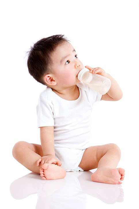 宝宝吃奶瓶姿势图片 喝奶动作很帅气