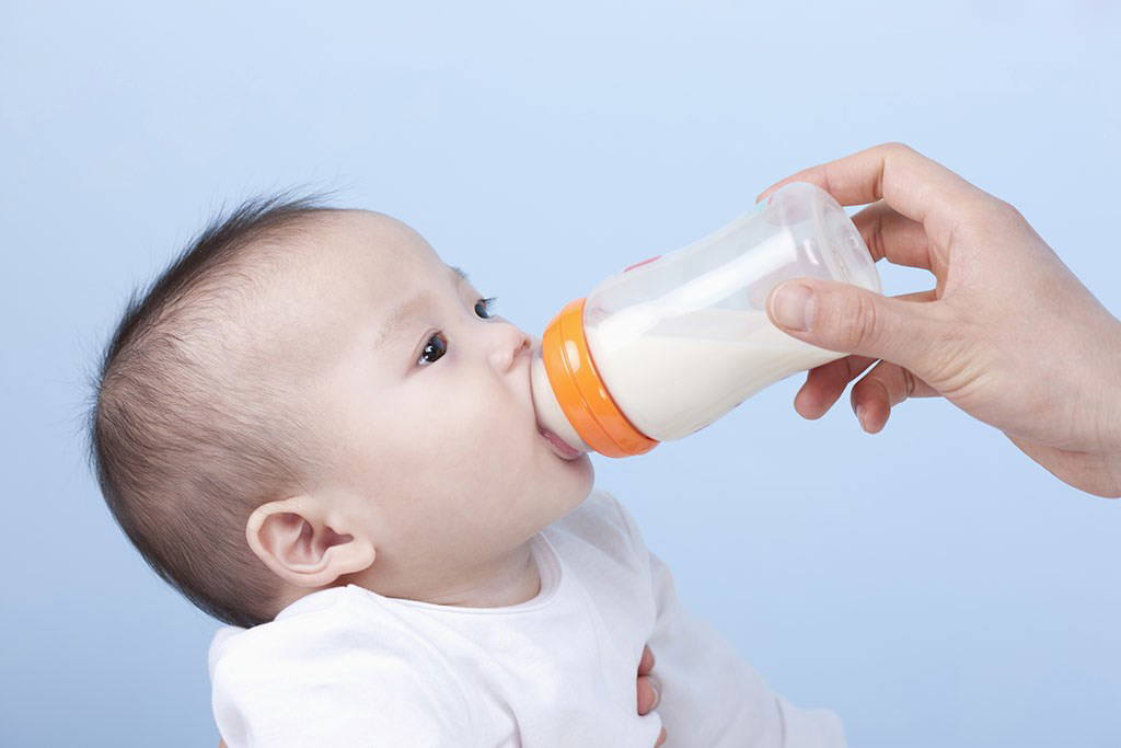喂宝宝喝奶瓶图片 乖巧可爱男宝宝