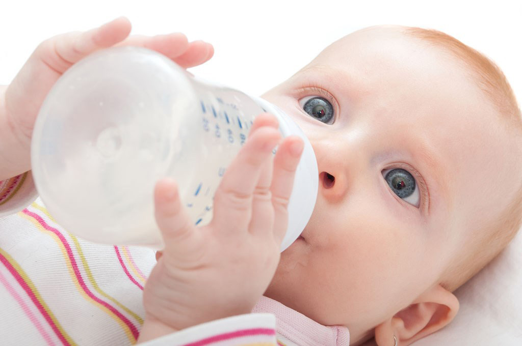 婴儿喝奶高清图片 小吃货一枚超可爱