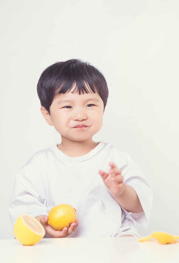 小男孩吃柠檬图片 掩盖不住的吃货本性