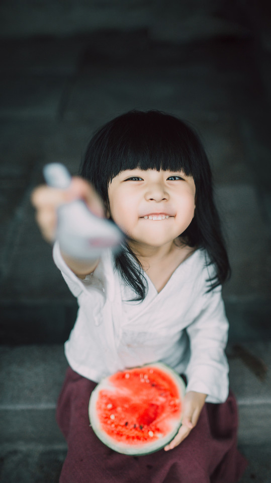 吃西瓜的小女孩 天真笑容烂漫十足