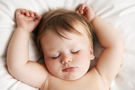 给宝宝选枕头讲究多，选错了影响宝宝头型！