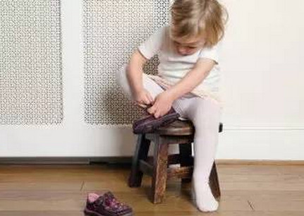孩子扁平足，罗圈腿可能都是妈妈选的鞋有问题！千万别掉以轻心！