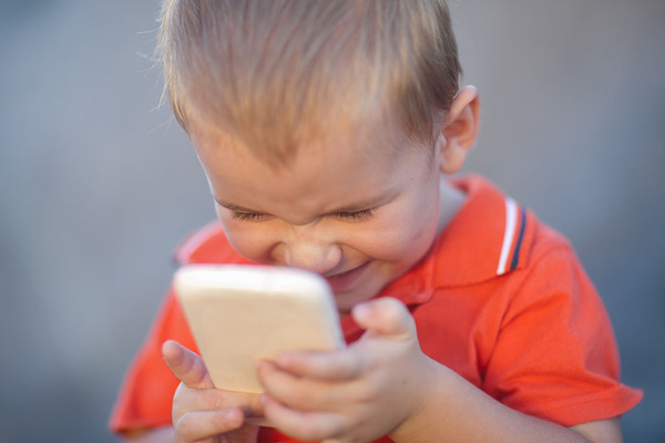 别再用手机哄孩子，不只是影响孩子视力……