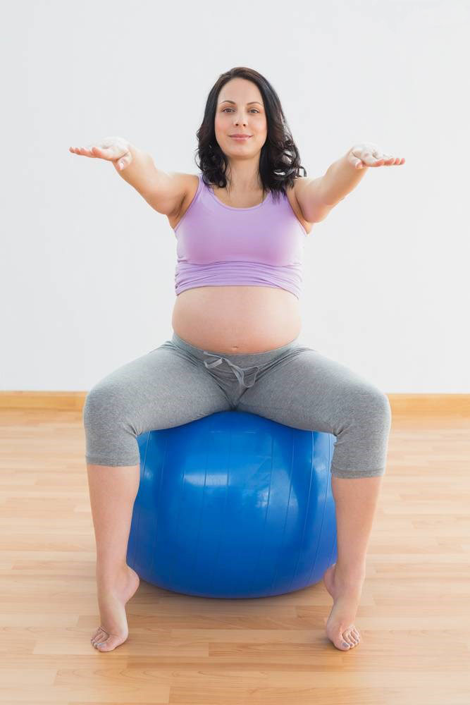 孕妇瑜伽球图片