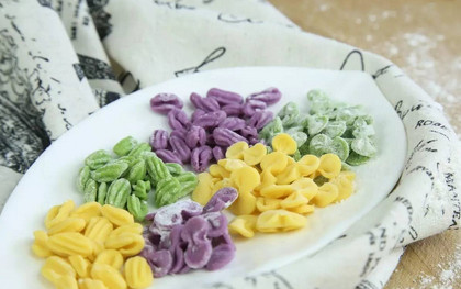都说宝宝“好色”，快来给宝宝制作色彩缤纷的蝴蝶、贝壳面！