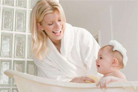 儿子和妈妈共浴可以吗？异性家长给孩子洗澡需注意什么