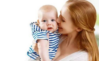 母乳喂养的4种正确姿势，新妈妈你掌握了吗？