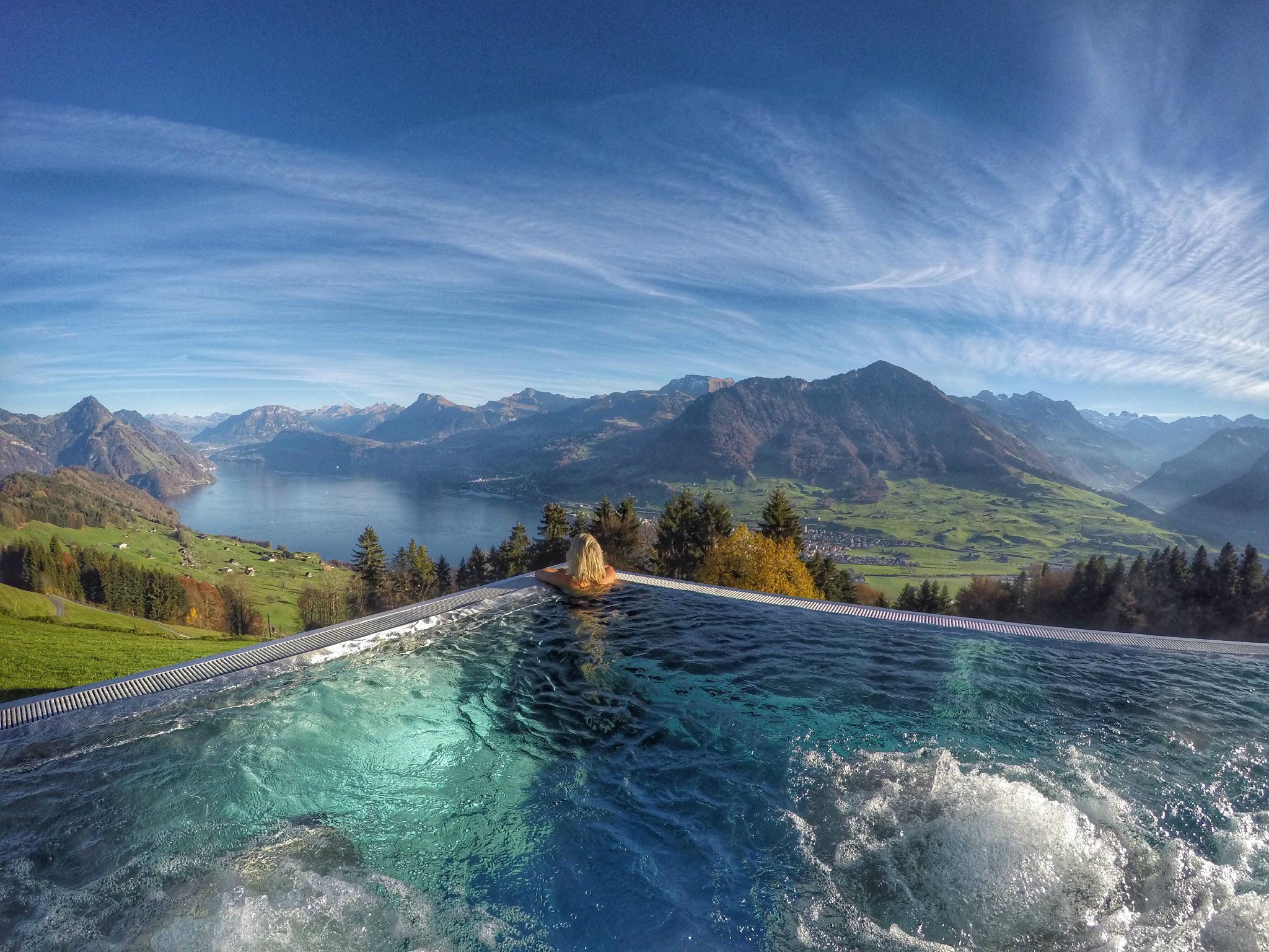 绝了！瑞士的一个无边游泳池
