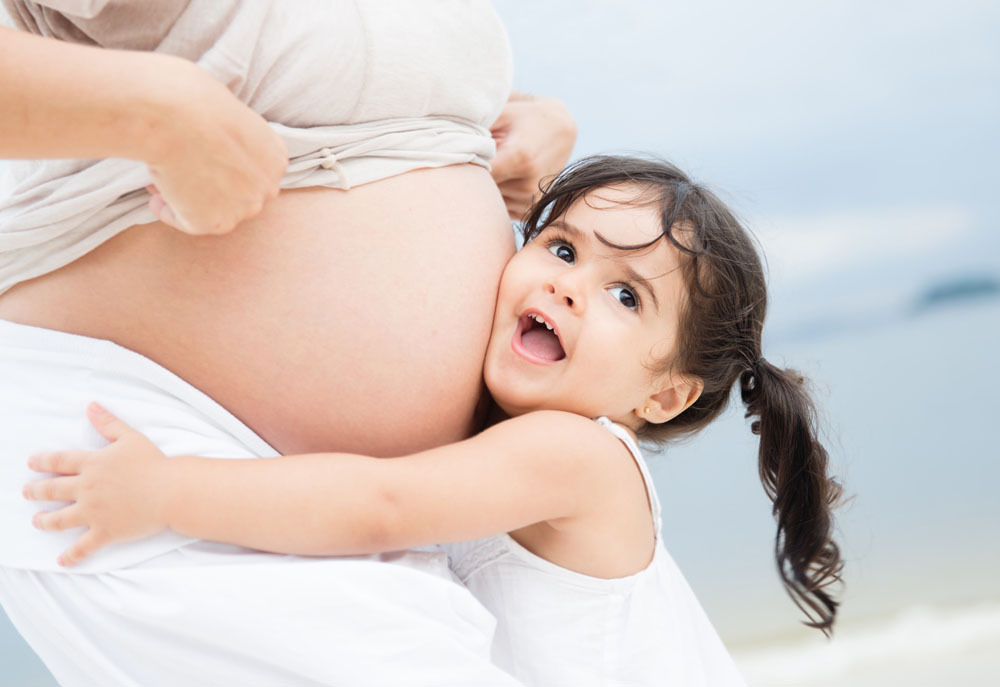 家人与孕妇肚子互动的温馨图片