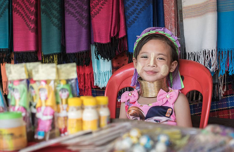 泰国长颈族女人5岁起戴项圈 终生不卸