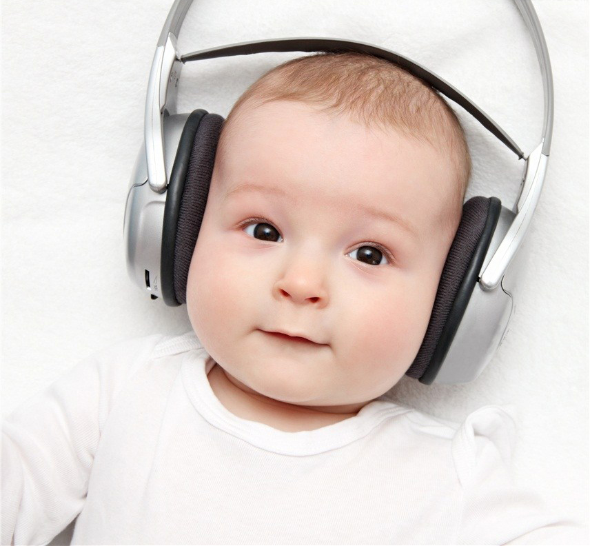 戴耳机婴儿图片