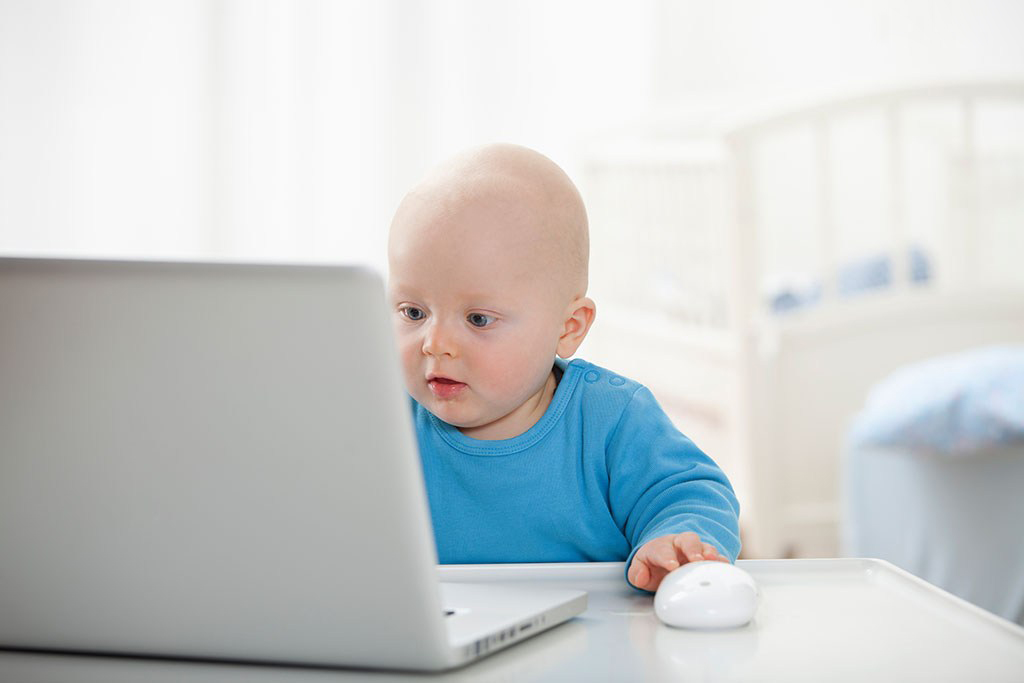 婴儿玩电脑图片