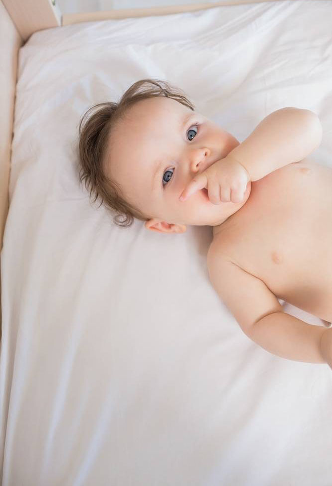 婴儿床里的可爱宝宝图片