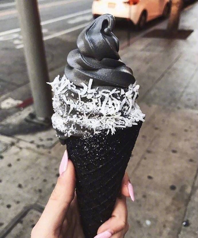 夏天到了,想吃炭黑冰淇淋吗
