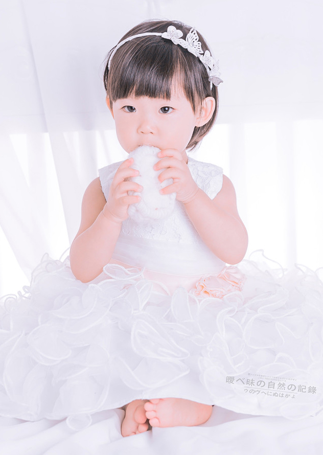 白裙子可爱小女孩图片