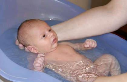 给新生宝宝洗澡你会吗？新手爸妈赶紧学起来！