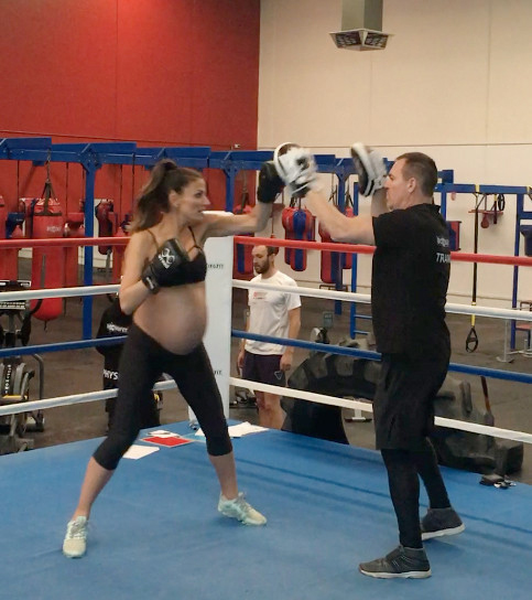 佩服！澳洲辣妈怀孕9个月还坚持练拳击