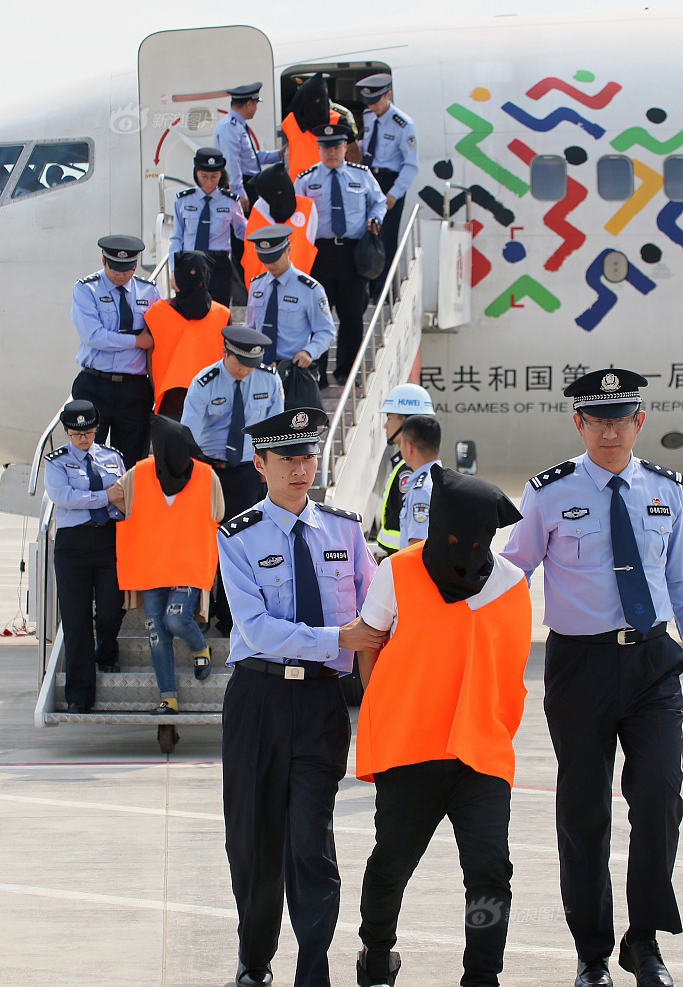 山东警察包机从黑龙江押解嫌犯画面