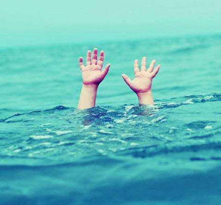 幼儿游泳圈险成夺命圈，溺水惊魂72秒！揪心！