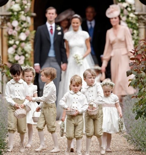 乔治小王子踩到小姨婚纱 被凯特王妃训哭