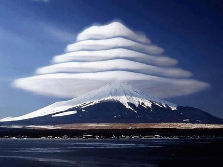日本富士山“笠云”自然现象美景