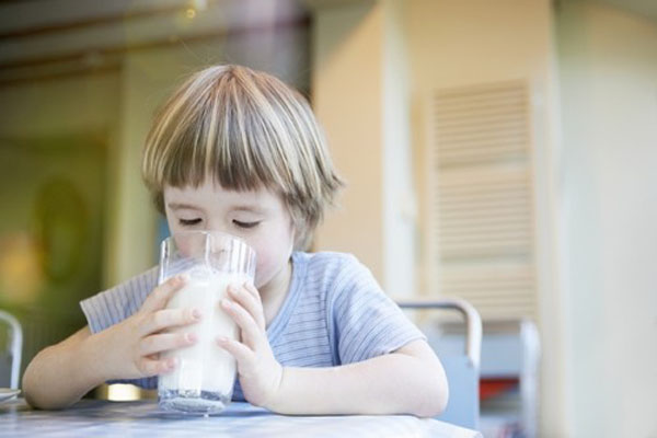 宝宝多大能喝鲜牛奶，看看文章就知道了！