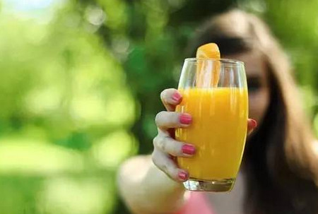 儿童能不能喝果汁？应该怎么喝？看看美国儿科学会怎么说！