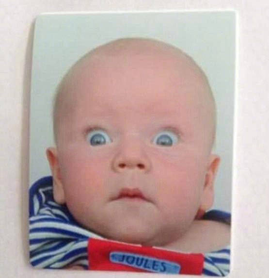 不准哭不准笑 宝宝的护照图片是这样的