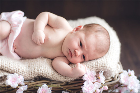初乳：新生宝宝的第一道免疫屏障！