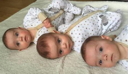 三胞胎长得一模一样 妈妈自己也分不清