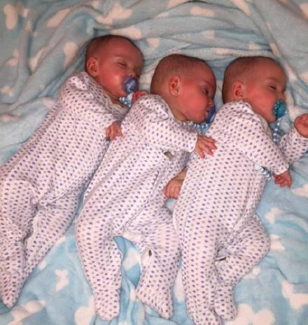 三胞胎长得一模一样 妈妈自己也分不清
