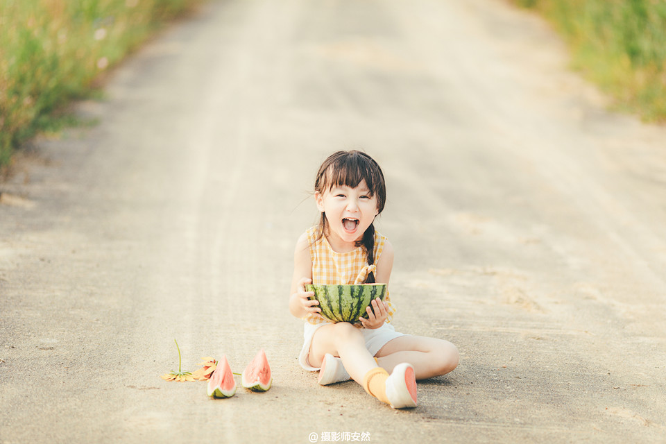 吃西瓜的小女孩夏日写真