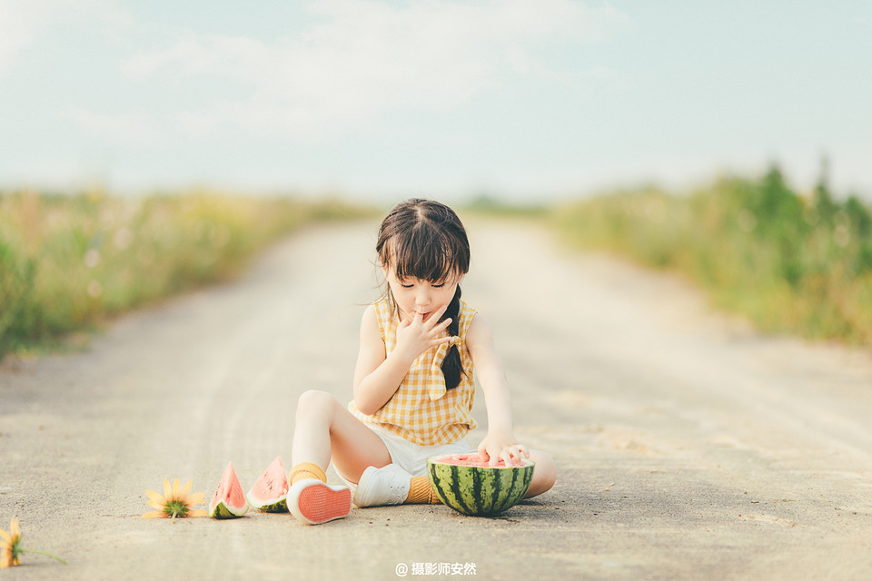吃西瓜的小女孩夏日写真