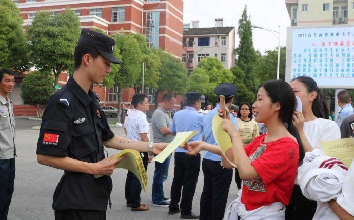 高考考生秒变迷妹 这位特警小哥火了！