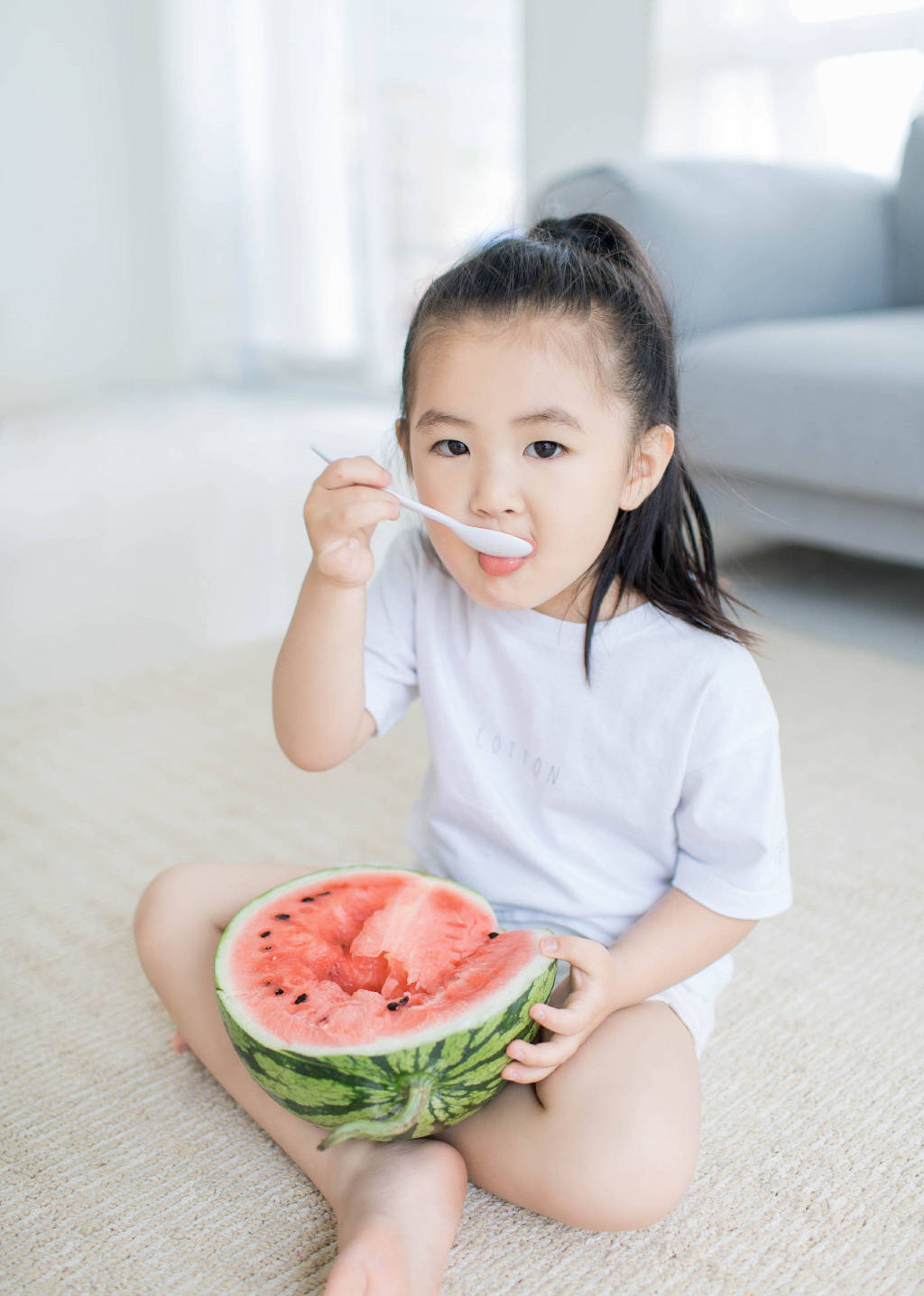 夏日小女孩吃西瓜清新写真