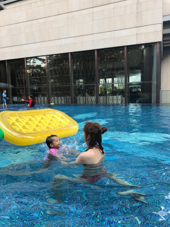 陈浩民娇妻带儿女游泳 美腿出镜身材火辣