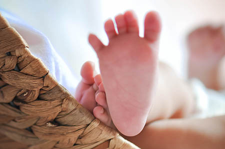 宝宝三个月还不会抬头怎么回事 生理病理两方面因素导致宝宝抬头晚