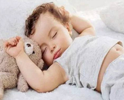 研究发现宝宝不按点睡觉影响智商！宝宝每天睡多久比较合适？