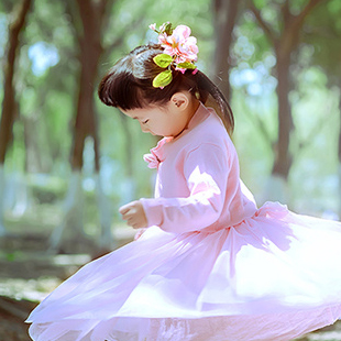 粉裙子可爱小女孩写真图片