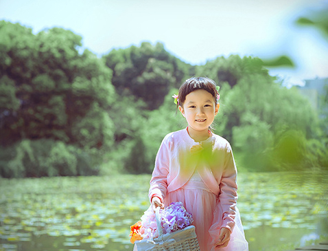 粉裙子可爱小女孩写真图片