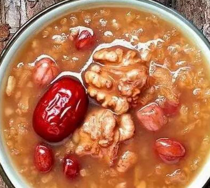 要想胎儿头脑好，孕期要吃这“三宝”