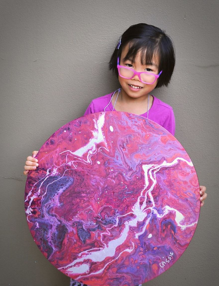 五岁女孩画星系图向慈善机构捐款