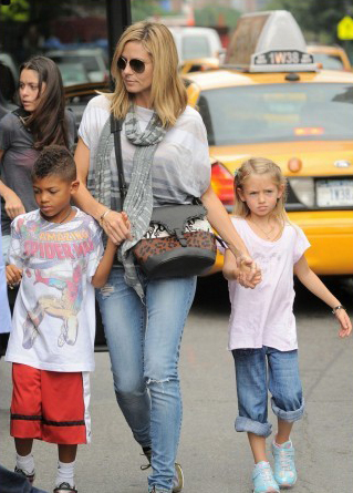 德国超模 Heidi Klum 带着孩子们在纽约出街